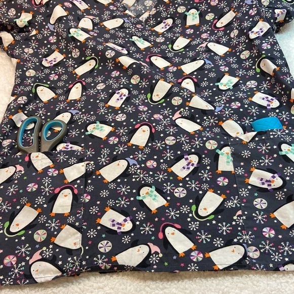 Zoe & Chloe Scrub Top Preowned Medium Penguins Winter Snowflakes - Picture 9 of 10